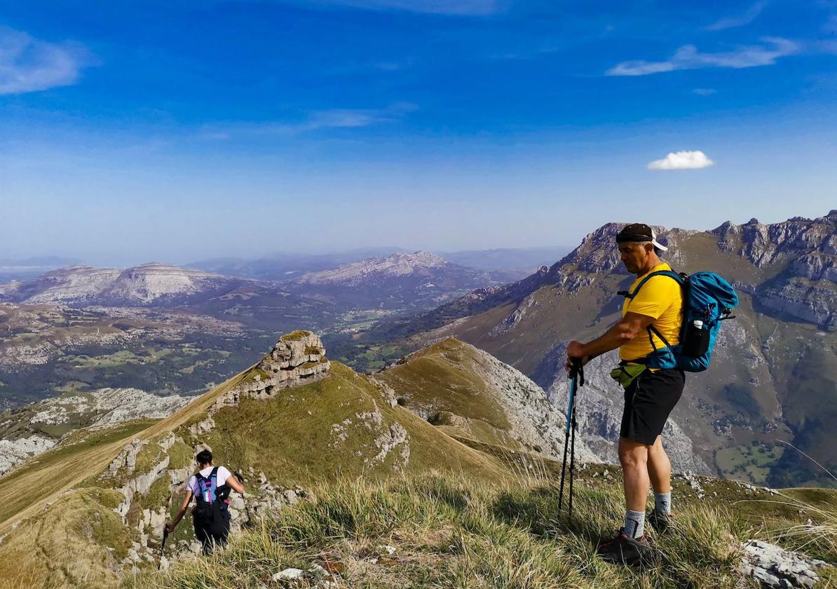 Javier Rodríguez y sus compañeros del grupo Vive la Montaña bajando de la cumbre del Porracolina a El Mosqueteru.