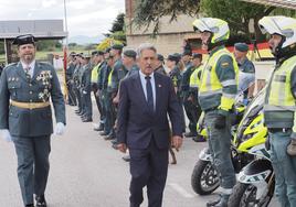 El coronel Antonio Orantos, junto al presidente en funciones, Miguel Ángel Revilla.