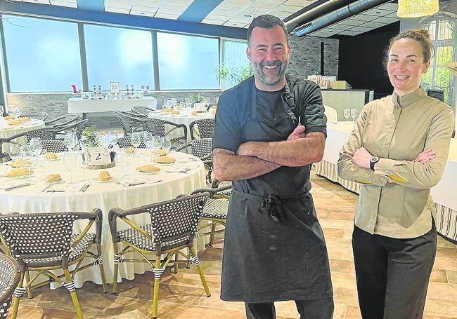 Toni González, jefe de cocina y propietario, y Elvira Abascal, jefa de sala, en el nuevo salón de banquetes.