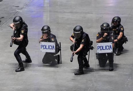 Imagen secundaria 1 - Varias de las exhibiciones ofrecidas por los agentes a los más pequeños.