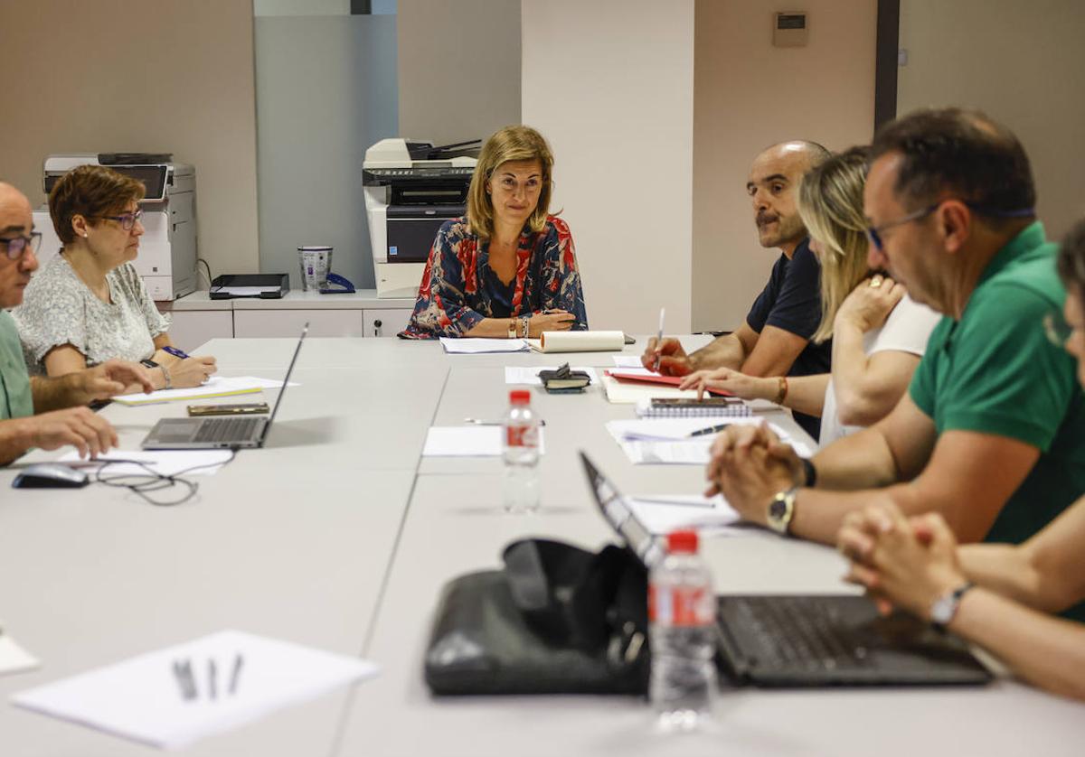 Imagen de la reunión de la Comisión Mixta celebrada de urgencia en el campus de Las Llamas.