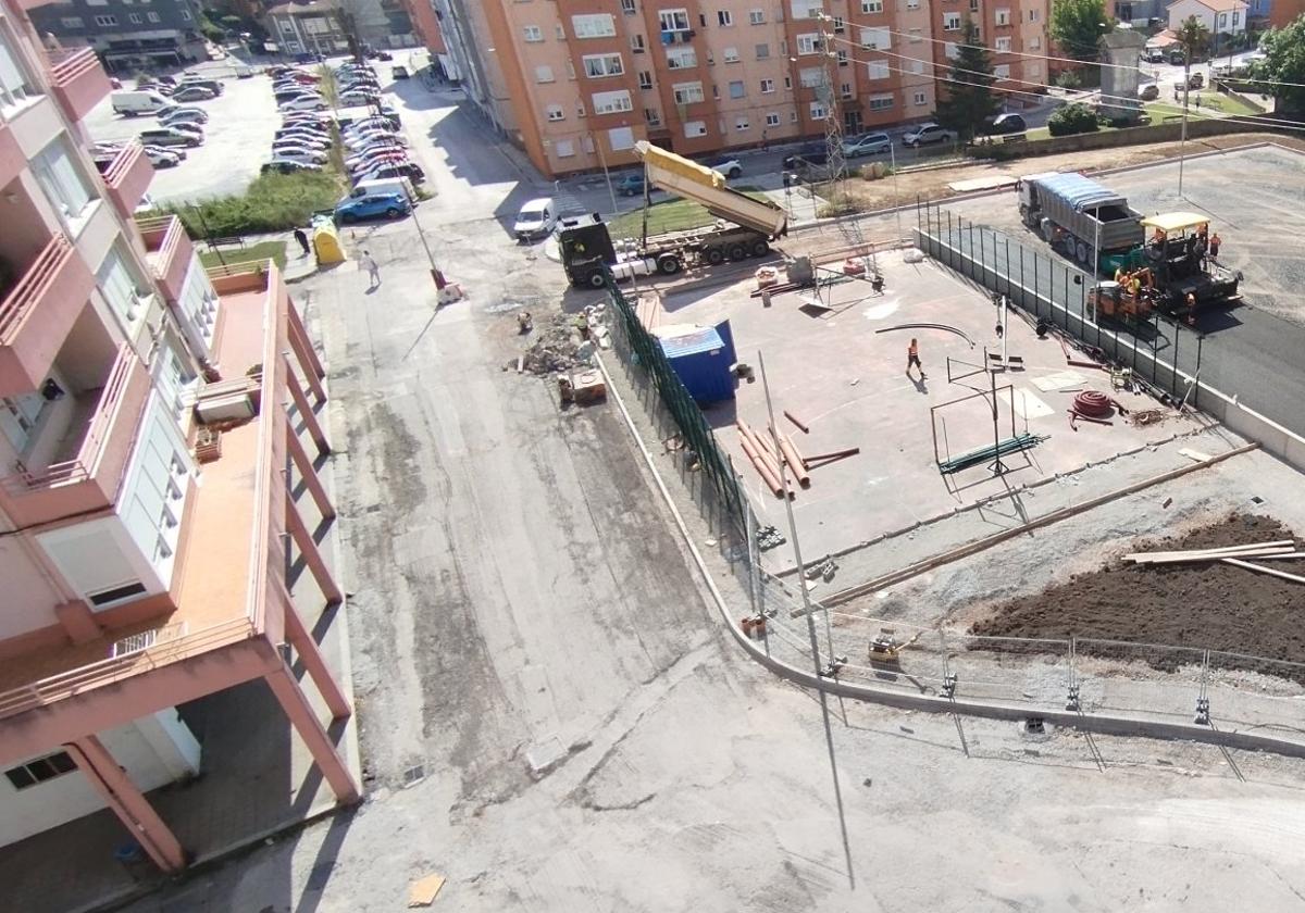 La Colonia Authi, hoy. El nuevo aparcamiento ya se está asfaltando para abrir la vía del cambio en el casco urbano.