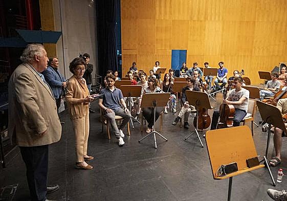 Paloma O' Shea, presidenta de la Escuela Superior de Música Reina Sofía, flanqueada por los directores Péter Csaba y Jaime Martín.