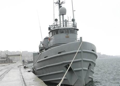 Imagen secundaria 1 - Un barco, esperando tareas de reparación y el Peña Sagra, otro buque que pasó por San Martín. 