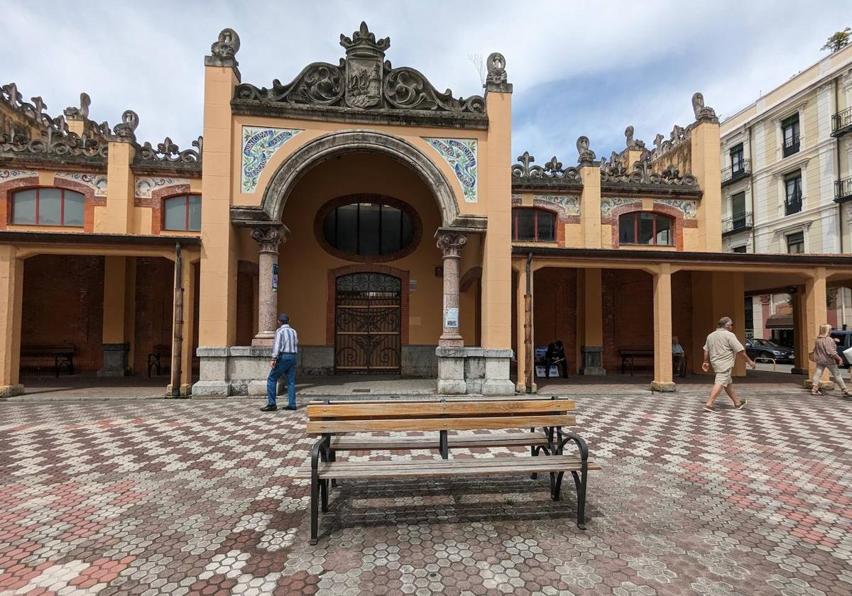 Un vecino pasa ante la entrada principal del mercado de abastos.