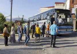 Un grupo de usuarios hace cola en los alrededores de la estación de Boo de Guarnizo para subir al autobús del transbordo que efectúa las mismas paradas que la línea C1 de Cercanías, que conecta Reinosa con Santander.