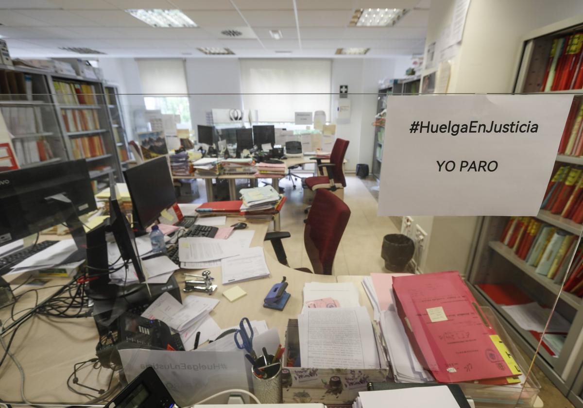 Dependencias vacías en los juzgados de Las Salesas, en Santander, durante uno de los días de huelga.