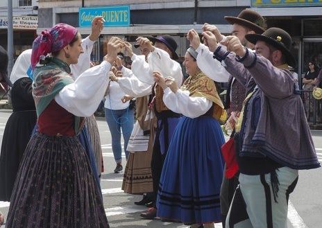 Imagen secundaria 1 - Durante todo el día, agrupaciones venidas desde distintos puntos de España, actuaron y desfilaron en Unquera. 