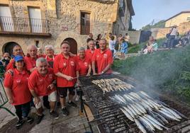 Integrantes de la Peña El Ruido durante la sardinada que ofrecieron en las Pascuas del Espíritu Santo celebradas a finales de mayo.