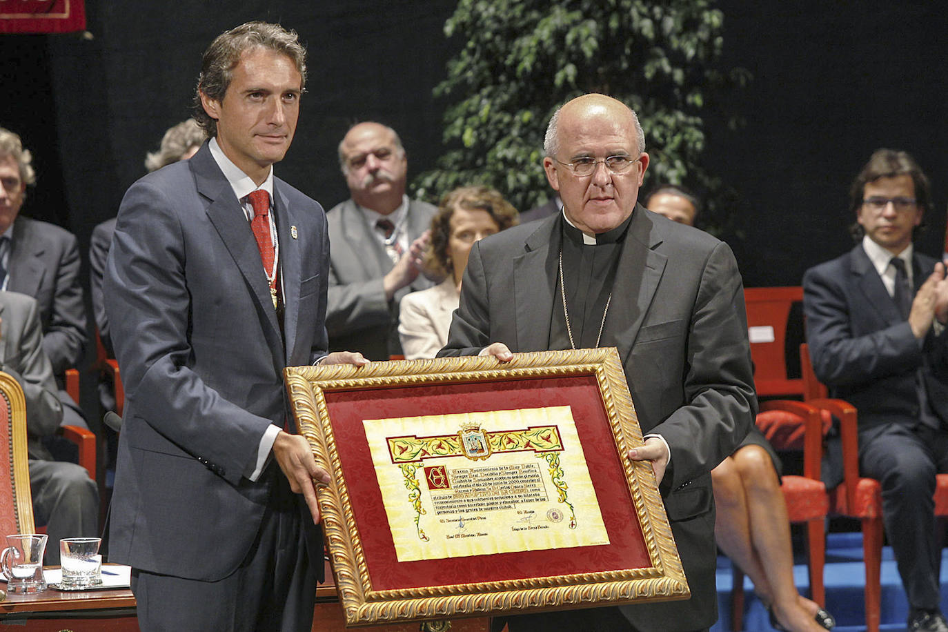 Íñigo de la Serna y Carlos Osoro, en 2009, cuando este último era arzobispo de Valencia y recibió el título de Hijo Adoptivo de Santander, en un acto celebrado en el Palacio de Festivales.