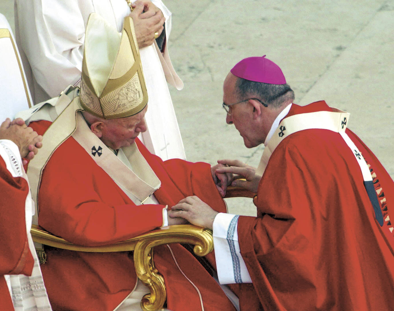 Osoro, entonces arzobispo de Oviedo, recibió el palio arzobispal de manos del Papa Juan Pablo II, en el Vaticano en 2002 