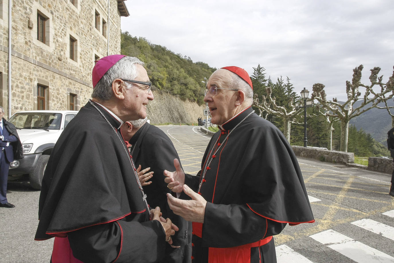 El obispo de Santander, Manuel Sánchez Monge (a la izquierda), recibe a las puertas del Santuario de Santo Toribio de Liébana al arzobispo de Madrid, Carlos Osoro.