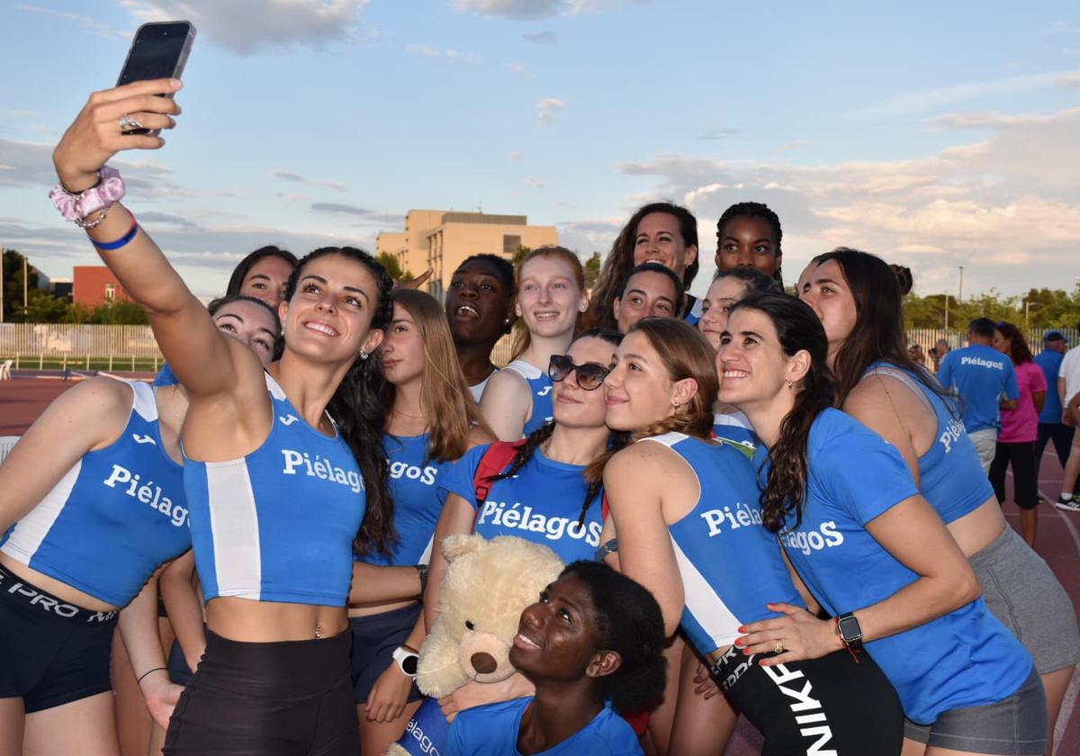 Las integrantes del Piélagos se hacen un selfie tras la final en Zaragoza, en la que consiguieron la segunda plaza para sellar la permanencia en la División de Honor.