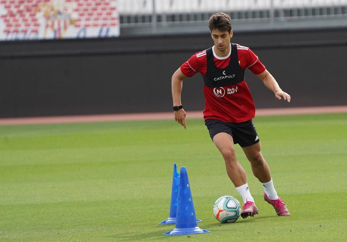 César de la Hoz, durante un entrenamiento con el Almería.