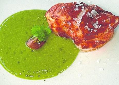 Imagen secundaria 1 - Rape, recado rojo y gazpacho de tomatillo verde; y solomillo de vaca y mole negro. 