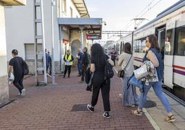 Pasajeros de Renfe haciendo transbordo el pasado sábado.