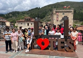 Wences Rodríguez y los integrantes de la asociación en La Plaza de la villa de Potes