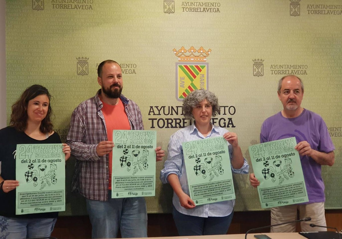 Blanca Díez, Pablo Blasco, Laura Romano y Adolfo Díaz presentan el cartel del campamento, este martes, en Torrelavega.