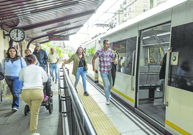 Viajeros cogen el tren en la estación de Maliaño.