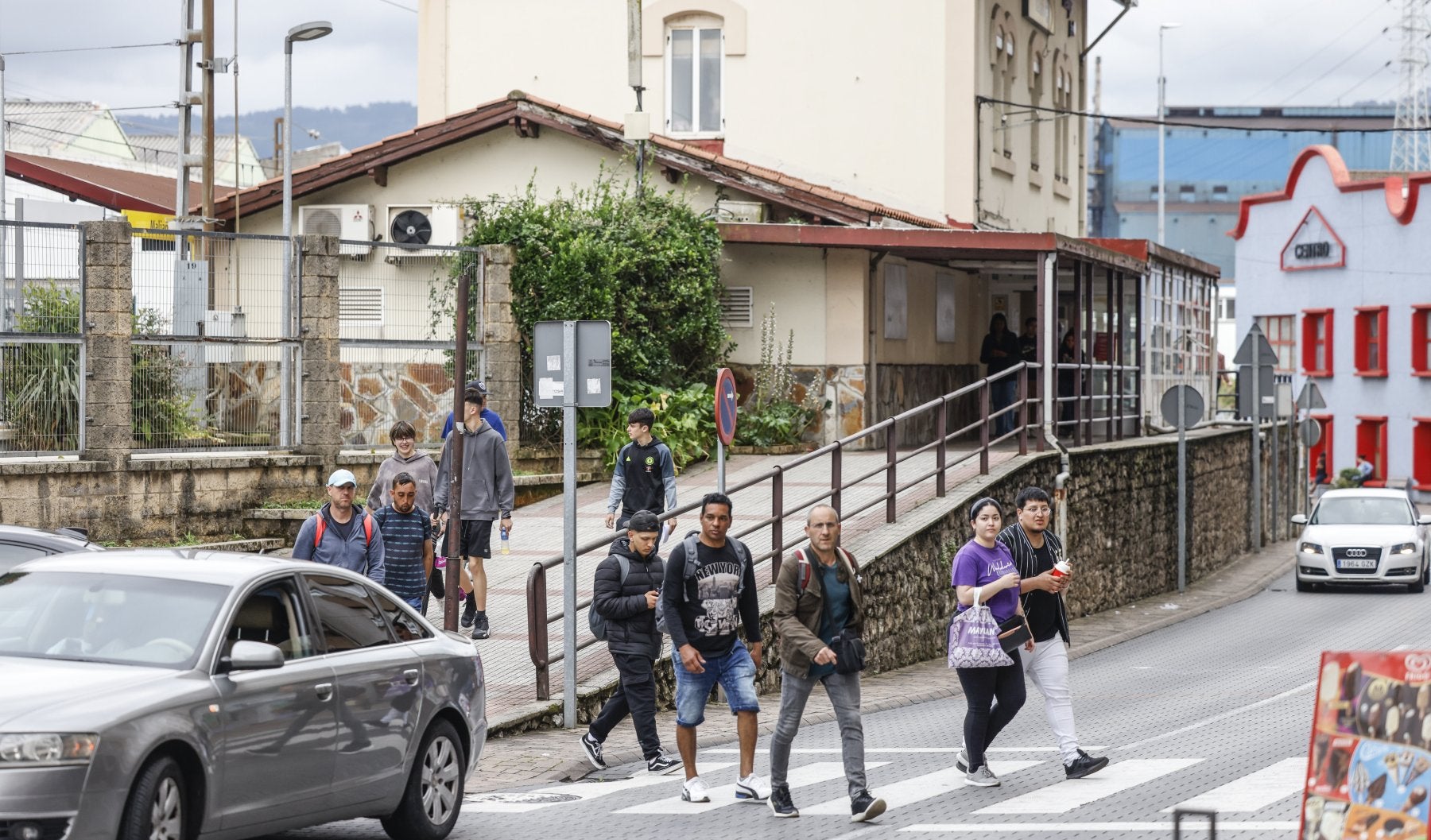 Pasajeros saliendo este martes de la estación de FEVE en Maliaño, uno de los puntos en los que se hace el cambio de estación.