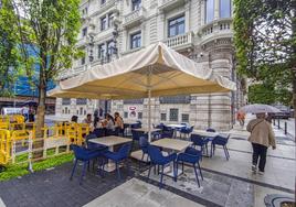 La terraza del bar Luzmela, ayer, con las mesas colocadas de nuevo delante del rehabilitado edificio de Banco Santander (antiguo Banesto).