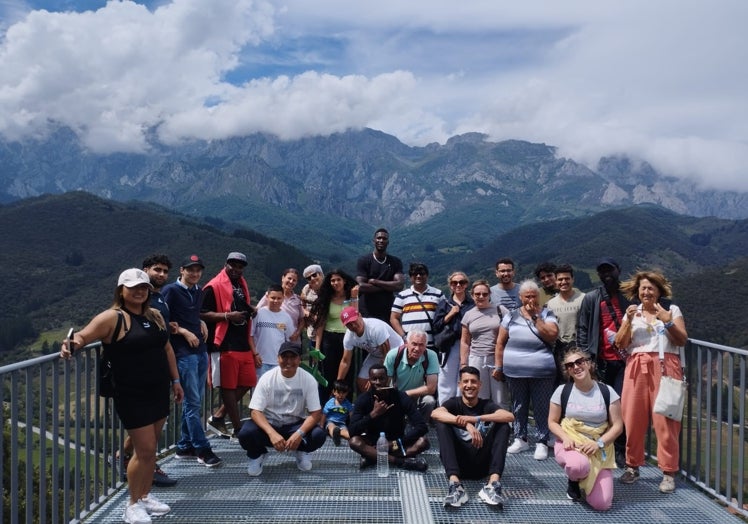 El grupo en el mirador de San Miguel con el fondo de Picos de Europa