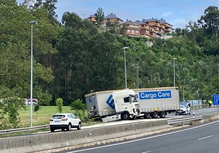 El tráiler ha hecho la tijera bloqueando el paso de vehículos en la A-8 en dirección a Santander.