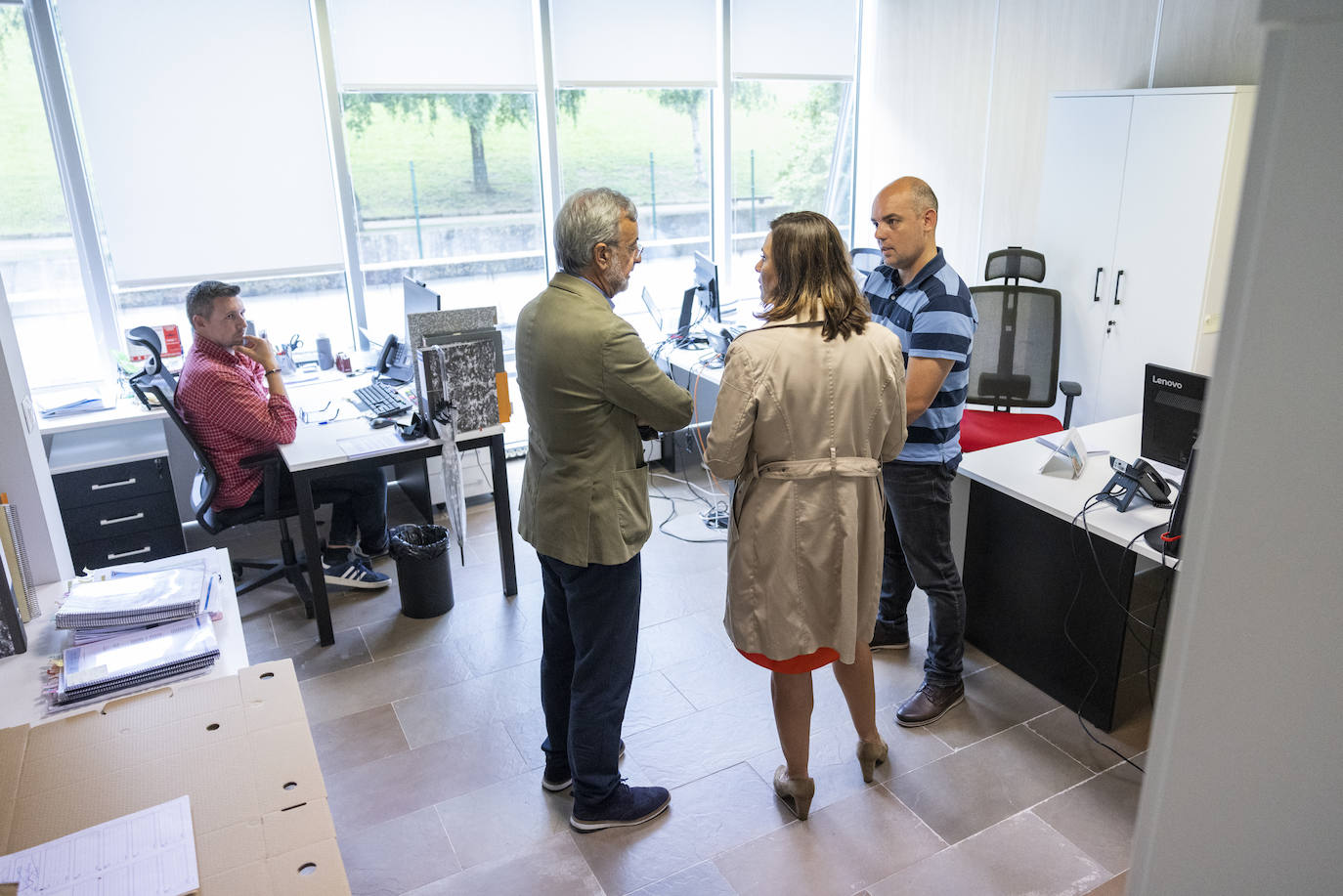 Paula Fernández, consejera de Presidencia en funciones, junto a Pedro García Carmona, director del 112, en la visita a la nueva sede.