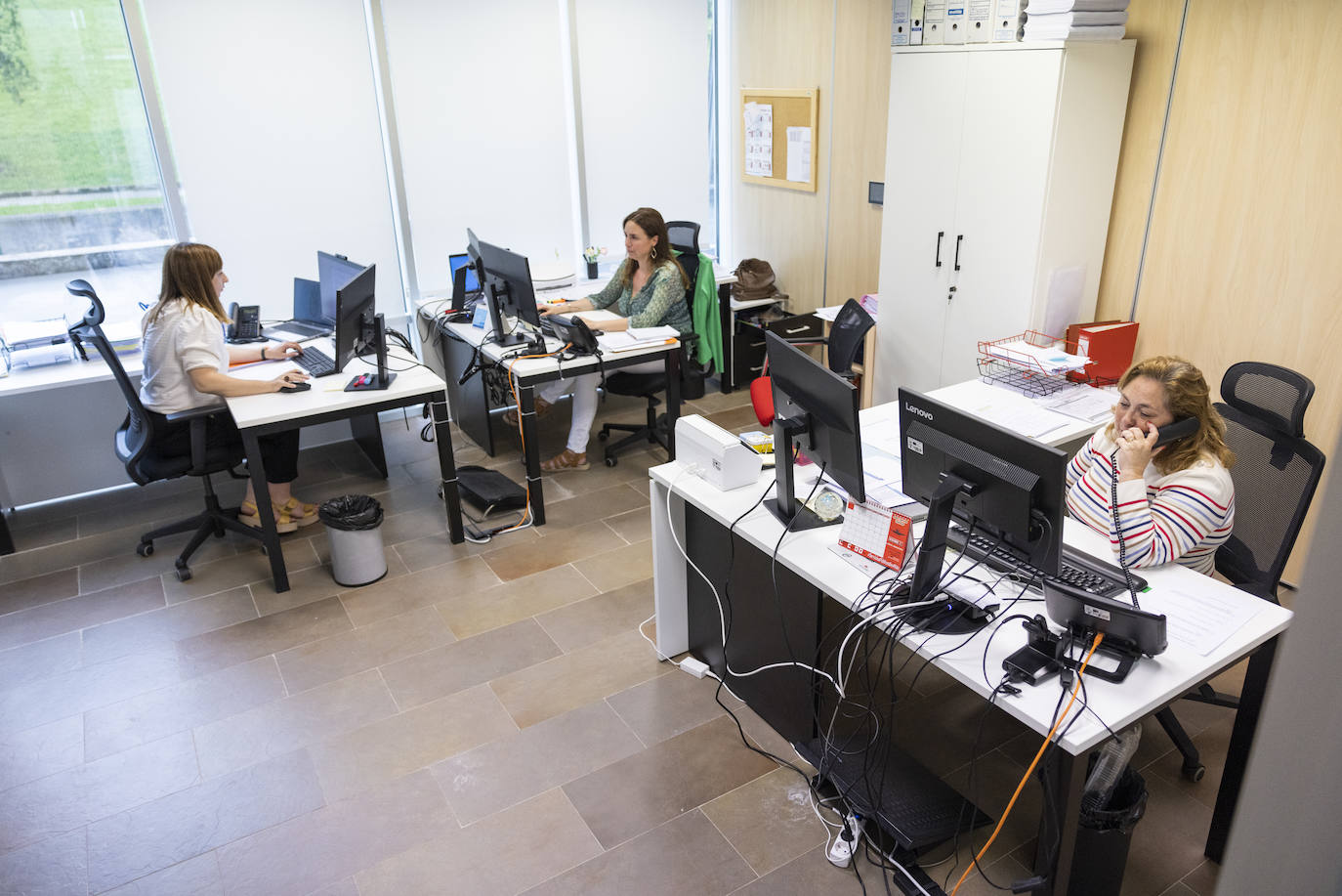 Varias administrativas del 112 trabajando ya en la nueva sede, en el barrio santanderino de Cazoña.