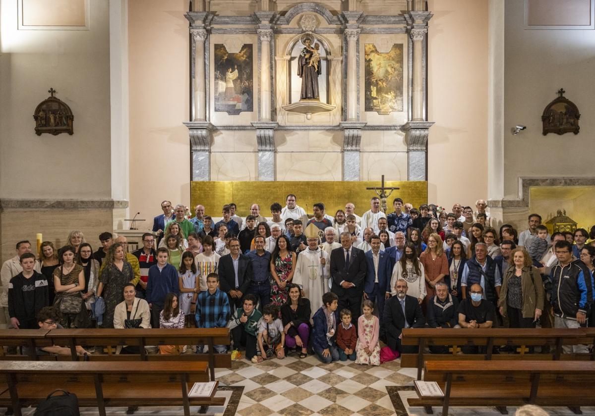 Alumnos, exalumnos, profesores y autoridades, en la iglesia de San Antonio, al término de la misa con la que se celebró el aniversario del centro.