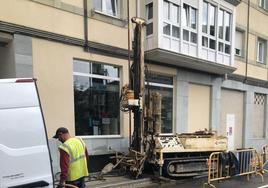 Unos operarios de la empresa Icinsa, en la calle San Roque.