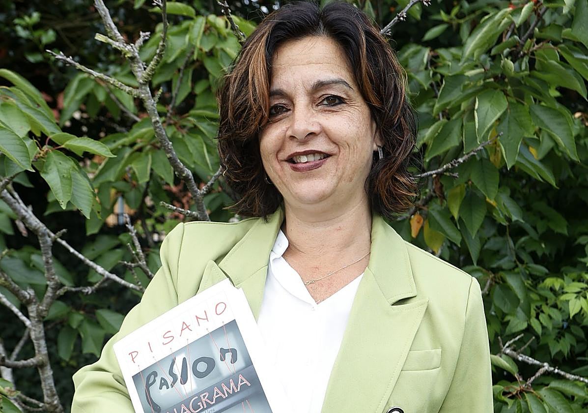 Ana Llera, con el libro que presenta esta tarde.