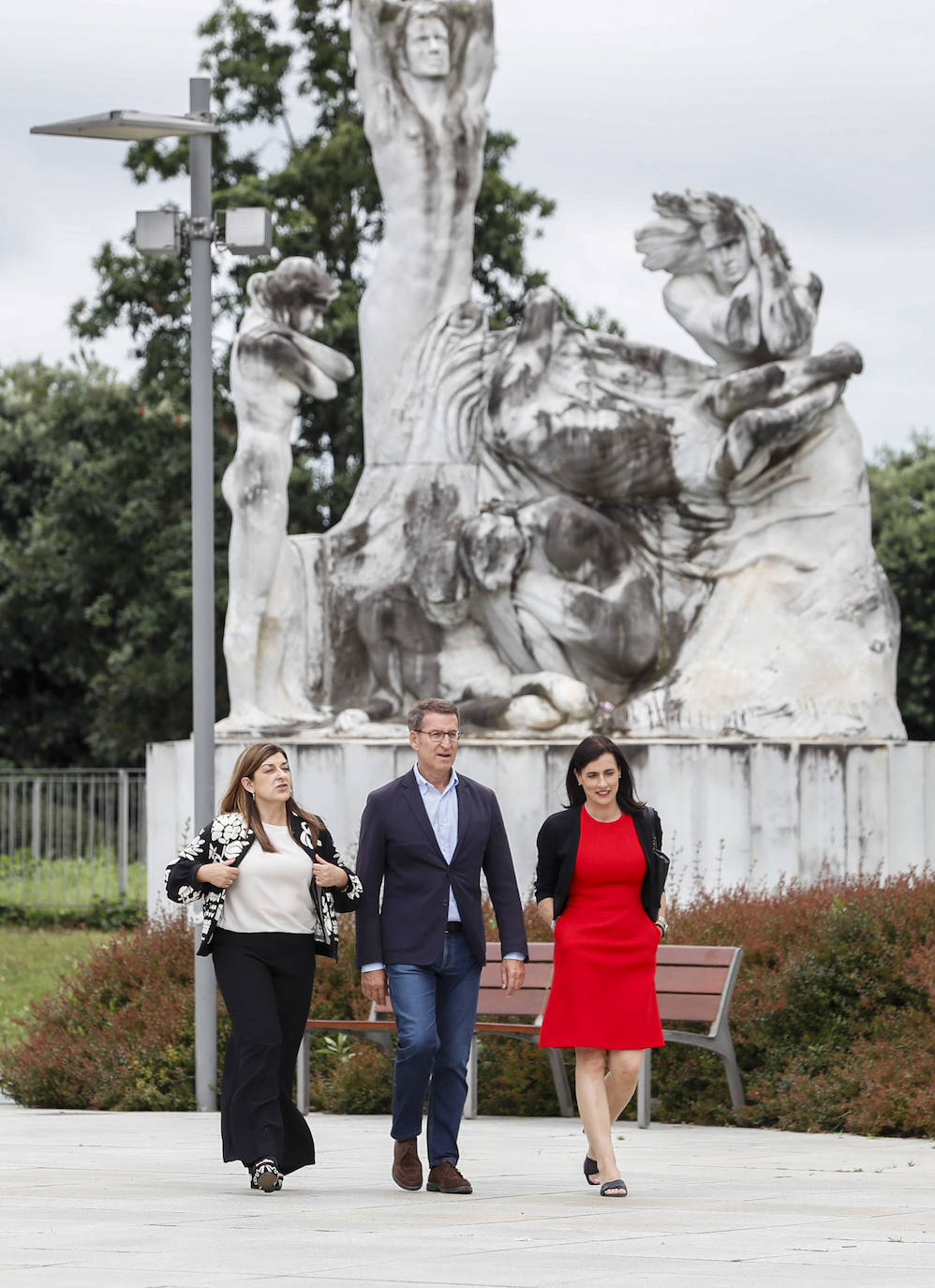 María José Sáenz de Buruaga, Alberto Núñez Feijóo y Gema Igual, de camino al Hotel Bahía donde ha tenido lugar la reunión de esta tarde.