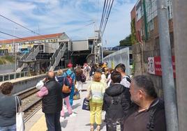 Más de cuarenta pasajeros esperan en la estación de Valdecilla por una avería en el tren.