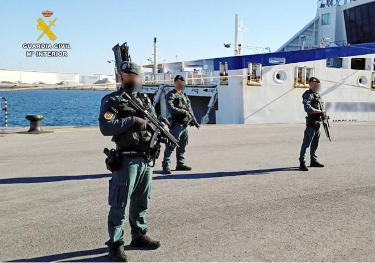 Imagen principal - Agentes de la Guardia Civil en distintos momentos del operativo para mejorar la seguridad del Puerto de Santander.