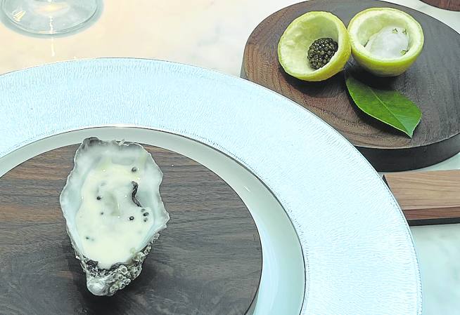 Ostra con limón, caviar y helado de ostra.