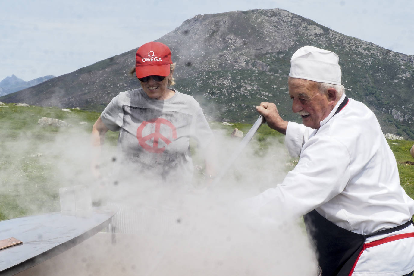 El popular Vicente 'el de las paellas' prepara el cocido en presencia de Mercedes Milá