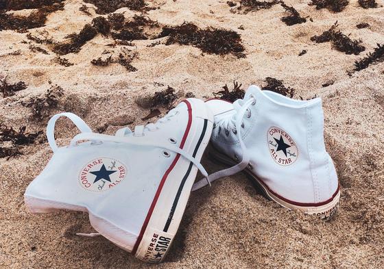 Las Converse blancas, ya sea en su versión baja, de bota con o sin plataforma, son tendencia.