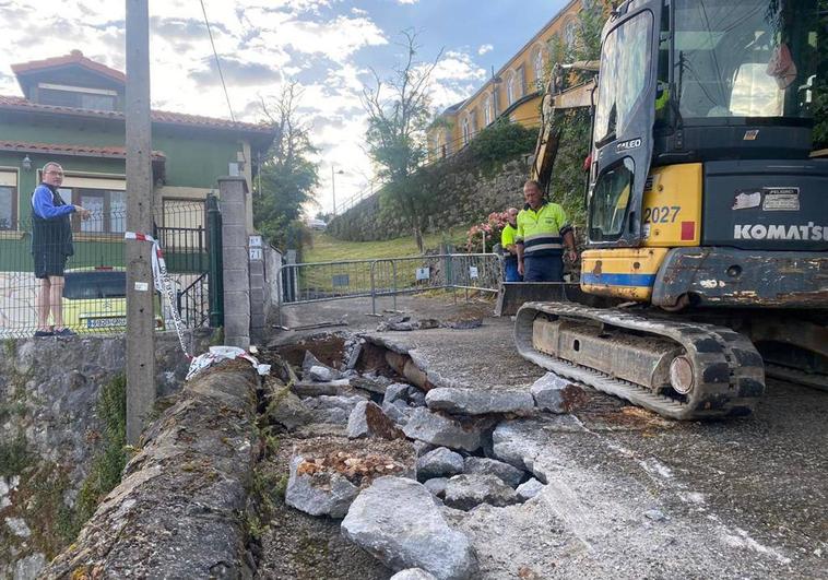 Litros y litros de agua corrieron ayer cuesta abajo por la calle La Peña.