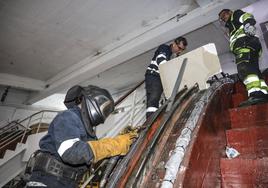 Tres operarios trabajan en la subsanación del problema detectado en las instalaciones del teleférico.