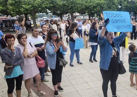 Imagen secundaria 1 - Más imágenes de la protesta. 