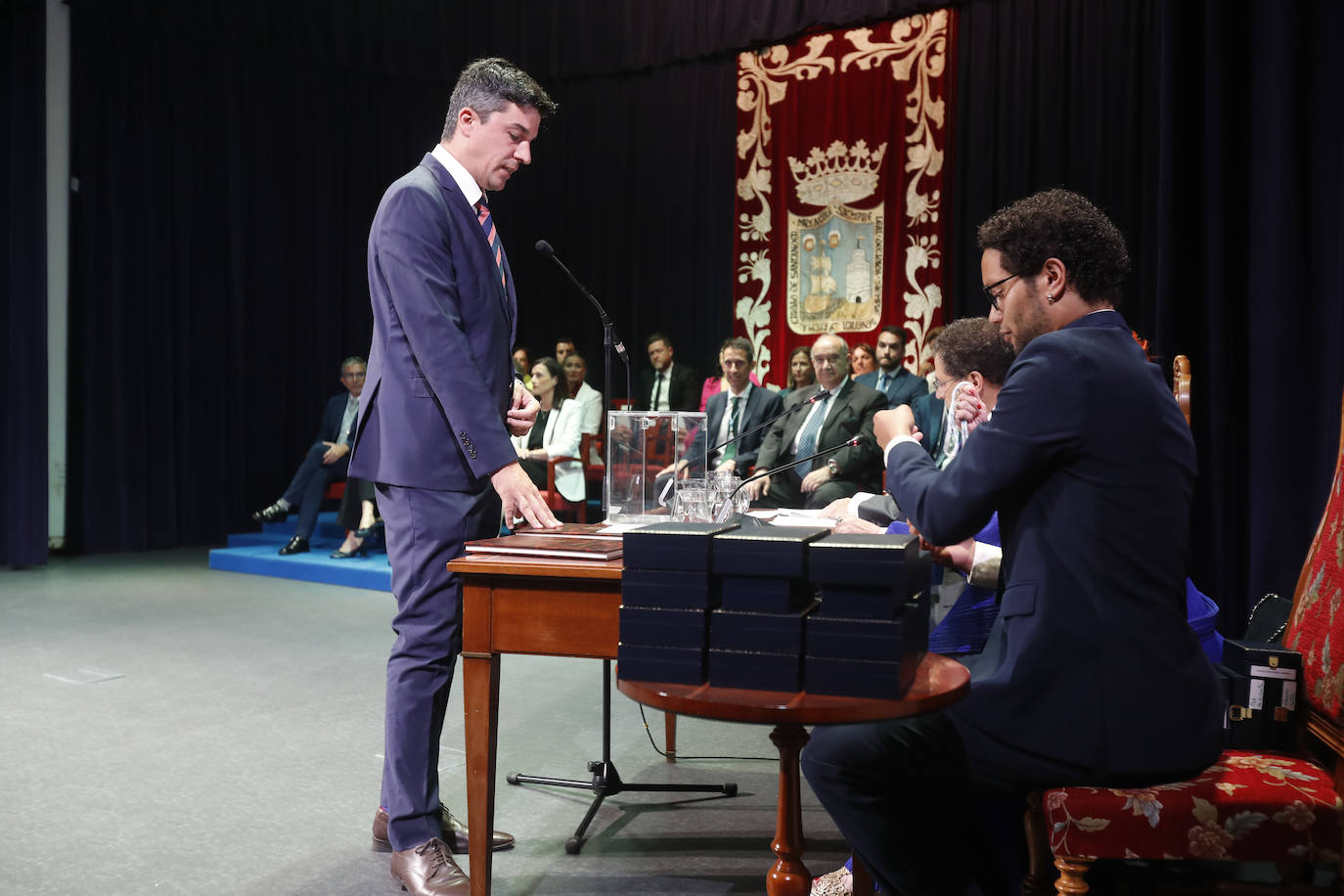 El líder de los socialistas en la capital, Daniel Fernández, jura su cargo de concejal.