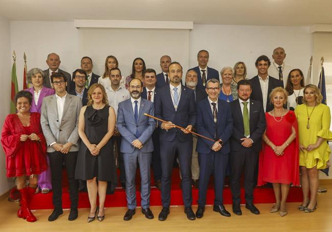 Los 25 ediles de la Corporación torrelaveguense posan en la foto de familia, tras la sesión de investidura.