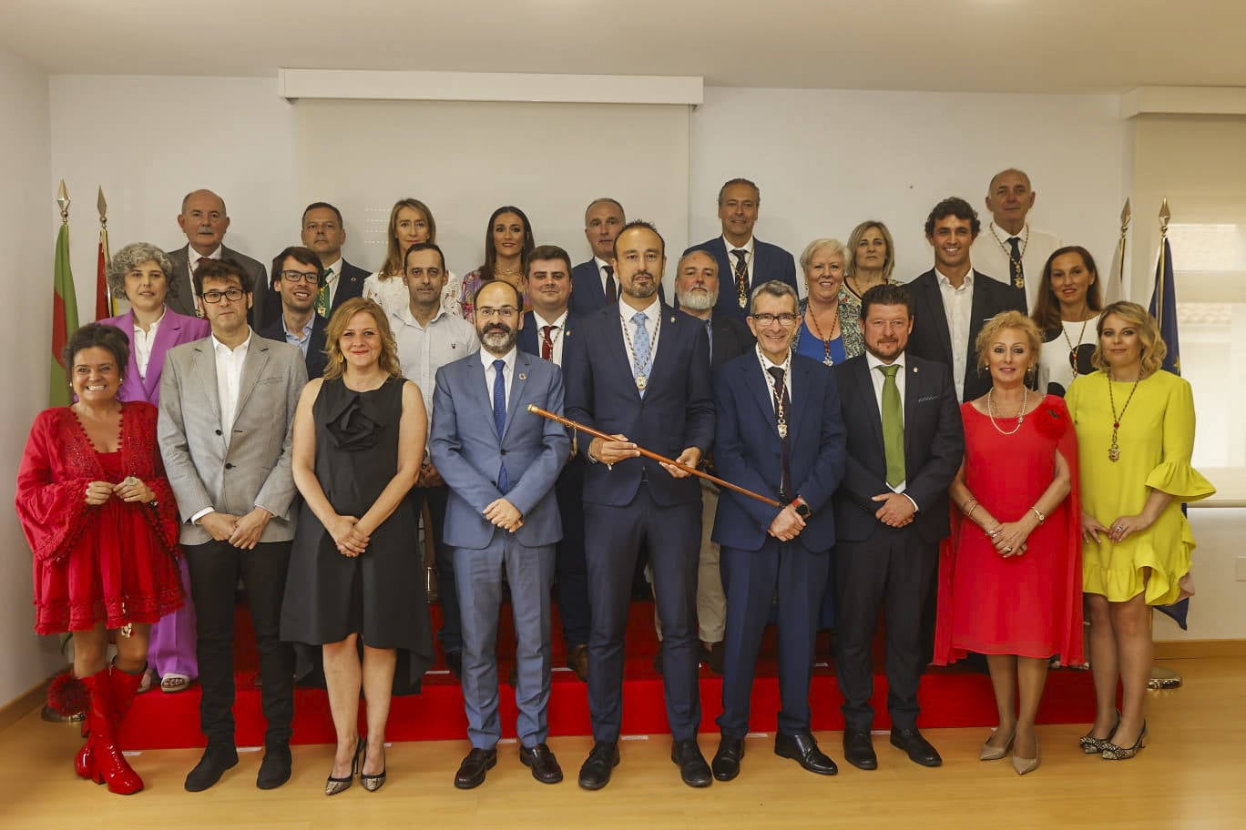 Los 25 ediles de la Corporación torrelaveguense posan en la foto de familia, tras la sesión de investidura.