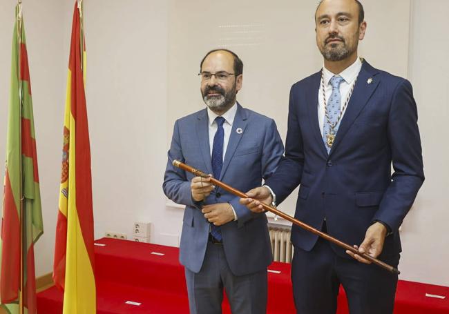 El socialista ﻿José Luis Urraca (a la izquierda) y el regionalista y alcalde ﻿Javier López Estrada (derecha) son los líderes de la nueva coalición de gobierno en Torrelavega.