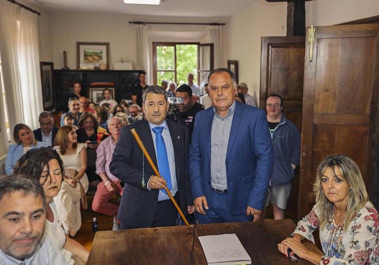 El nuevo alcalde de Cabezón de la Sal, Óscar López, posa con el bastón de mando junto al saliente, Víctor Reinoso.