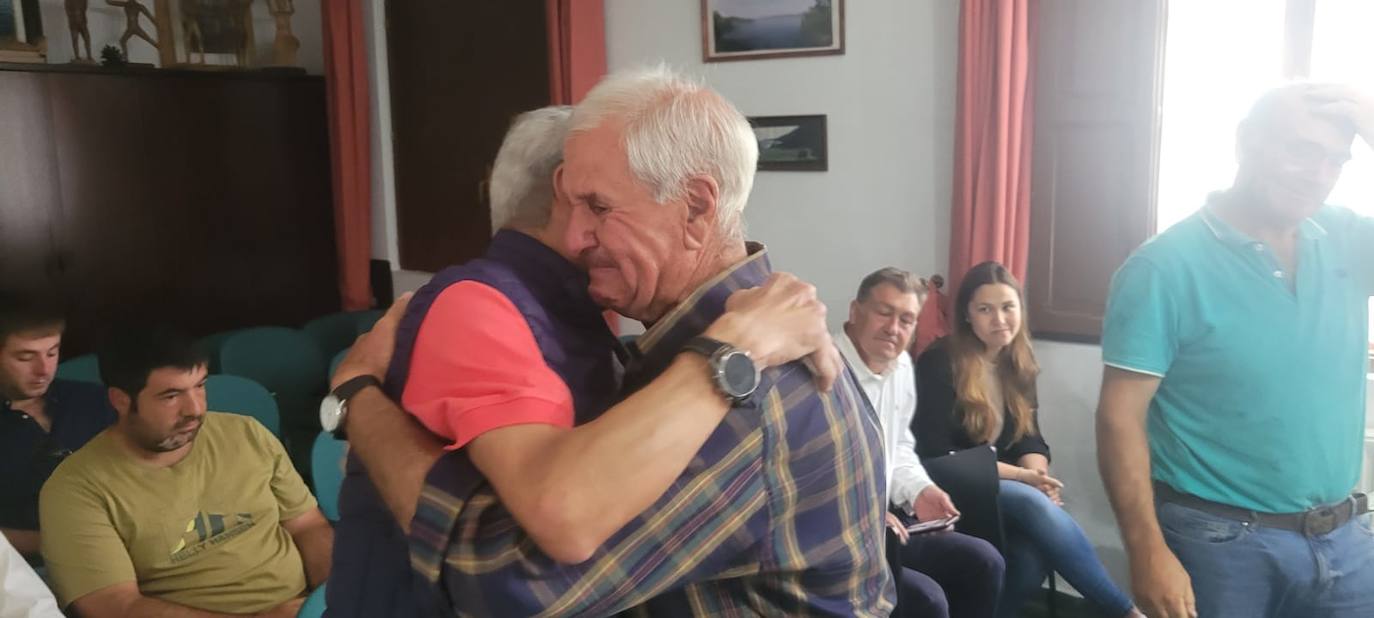 Abrazo entre el anterior alcalde de Herrerías, el carismático Francisco Linares, con el nuevo edil Ramón Cuesta (PRC). Francisco Linares abandona la política después 41 años al frente del Ayuntamiento de Herrerías