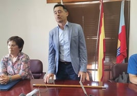 El alcalde Julio Pinna jura su cargo frente a la corporación.