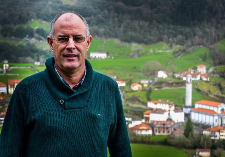 El regionalista Leoncio Carrasco (en el centro) y sus concejales posan en el pleno.