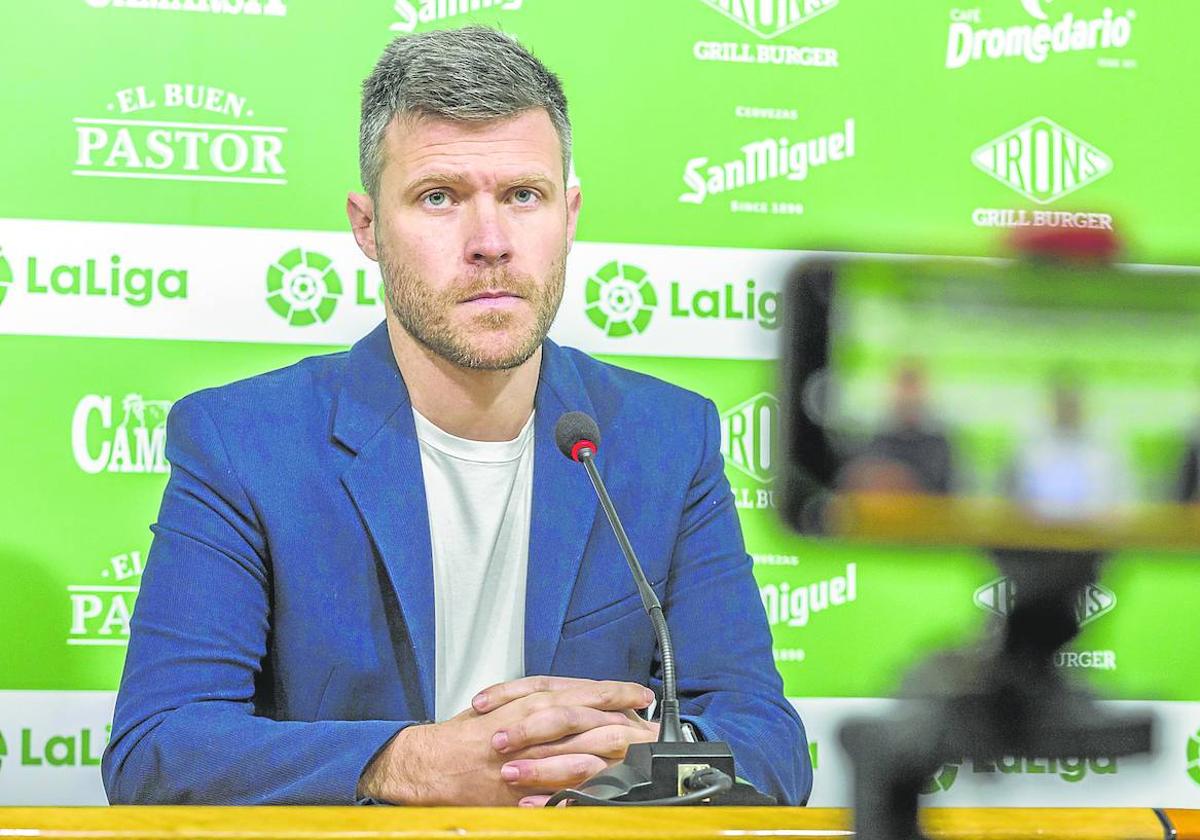 El director deportivo del Racing, Mikel Martija, durante una rueda de prensa.